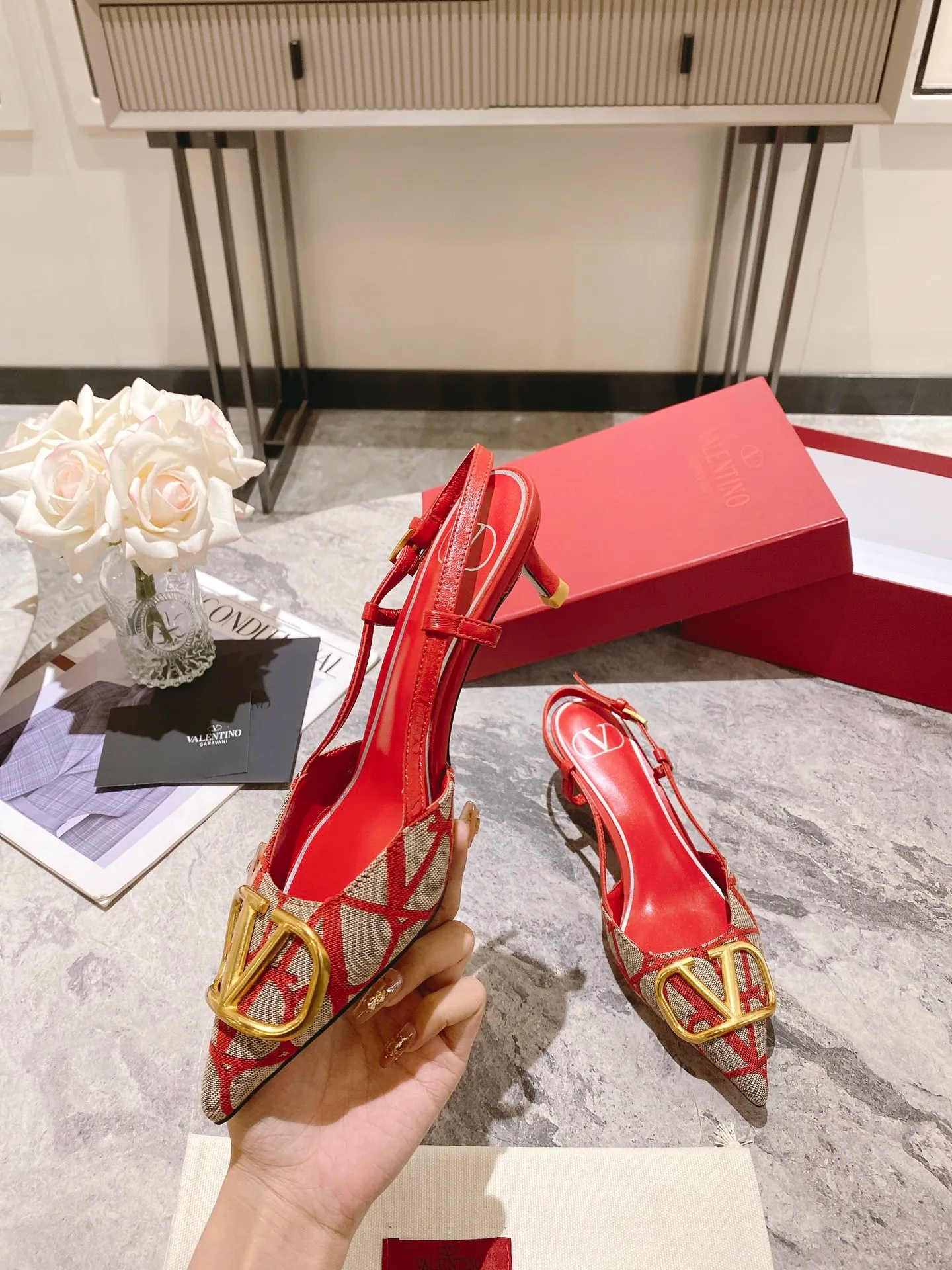 👟👟Ex-factory price 440👟👟 Genuine leather sole +40 Top version 𝑉𝐴𝐿𝐸𝑁𝑇𝐼𝑁𝑂 Valentino 2023 spring and summer new women's 5⃣️color empty back sandals The unique [V logo fabric printing pattern] brings out a full sense of high-end, and the new season will live up to expectations! Worth buying★Absolutely high-grade❥Original method, Absolutely sensual❥Elegant style, creating a different feeling, simple and elegant style!  Code number: 35-41 (34-42 customized) Fabric: Fabric printed cloth Lining: Sheepskin lining Heel height: 3 options 5cm-8cm-10cm Leather outsole Rubber outsole